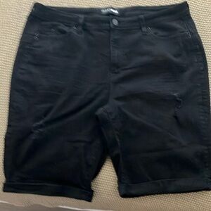 FASHION NOVA - Black Denim Shorts